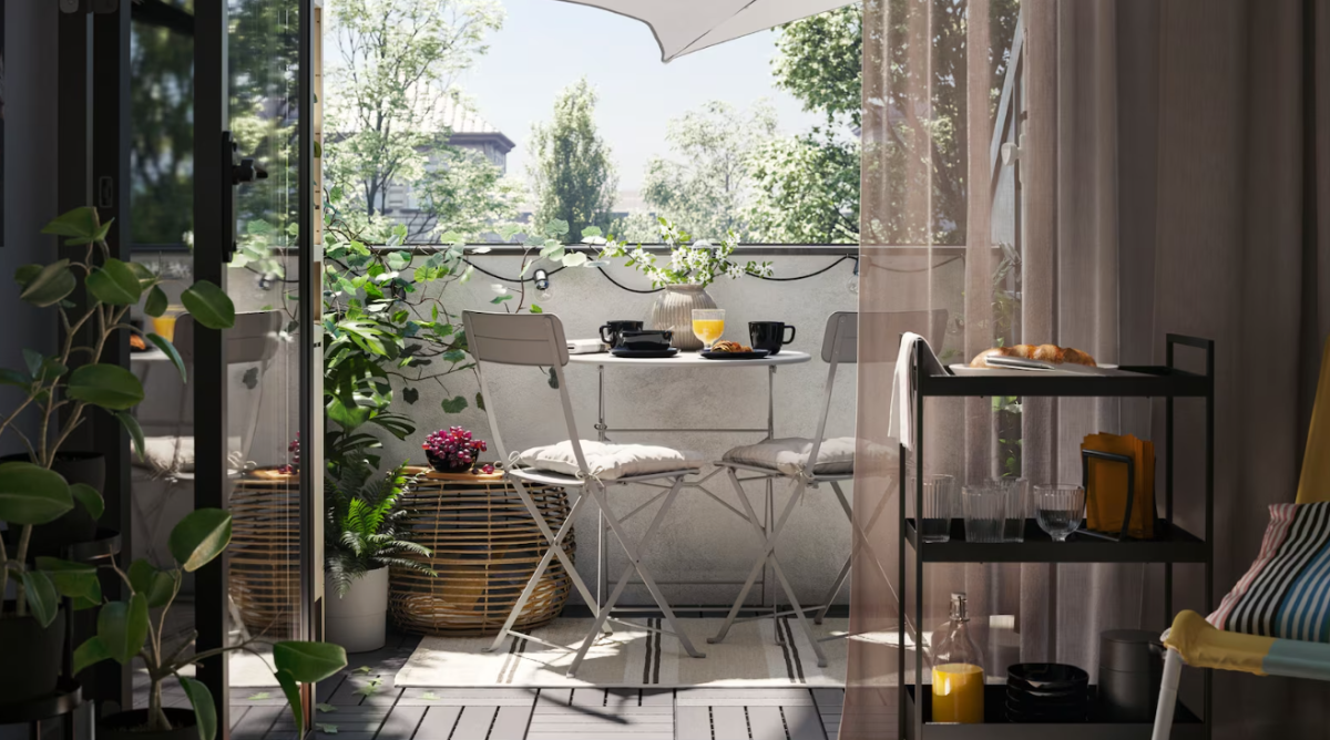 Como decorar uma varanda pequena otimizando espaço? Descobre os must-haves da Ikea