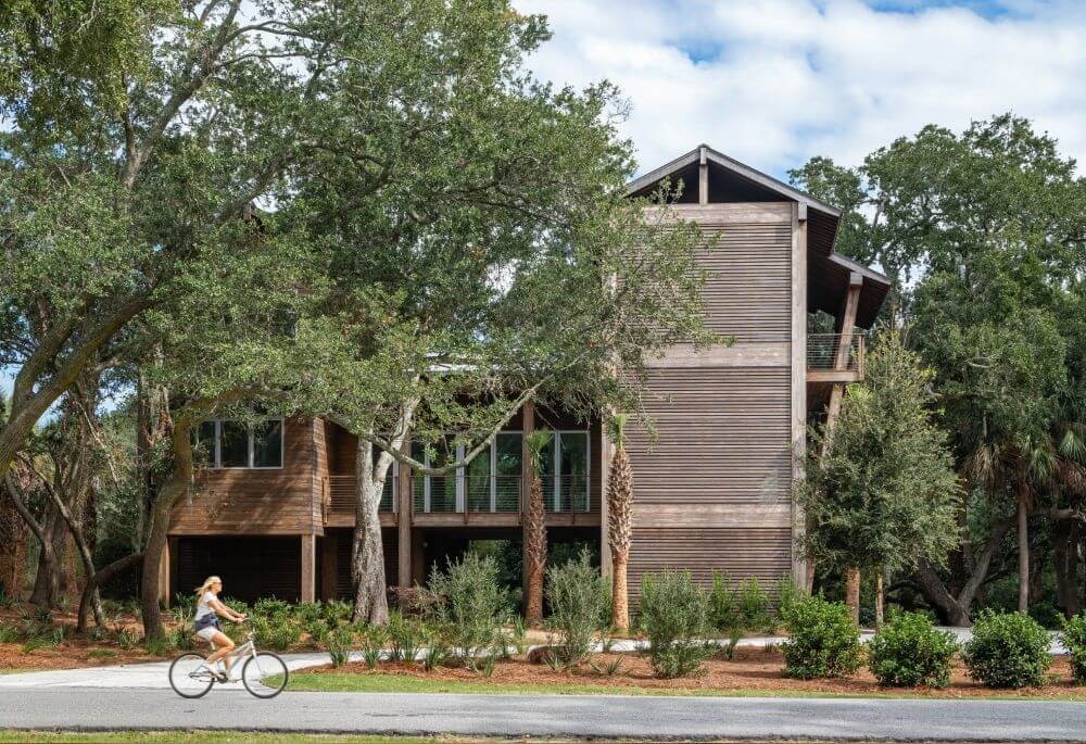 Uma casa de madeira com interior de design numa ilha na Carolina do Sul