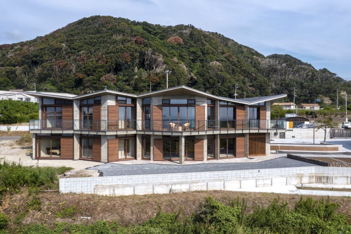 Uma casa de luxo com vista para o mar e uma curiosa forma irregular no Japão