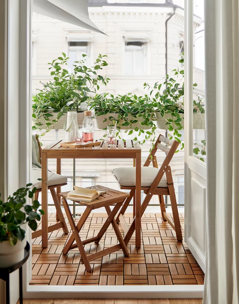Como decorar uma varanda pequena otimizando espaço? Descobre os must-haves da Ikea