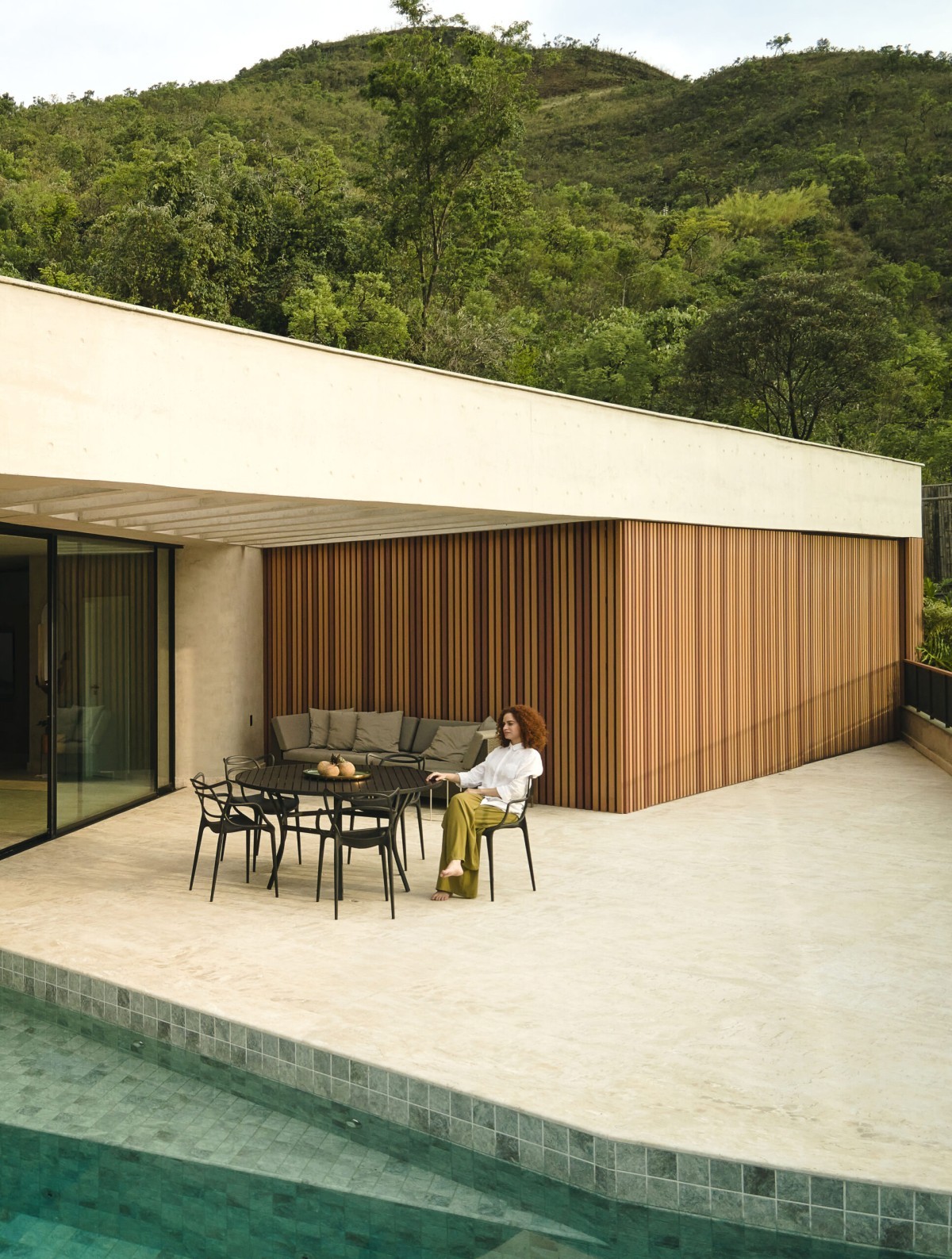 Uma espetacular casa de concreto com vista para a selva no Brasil