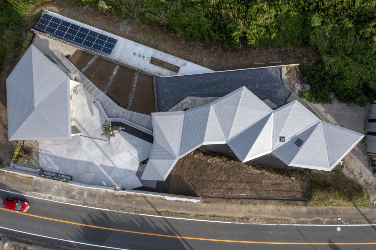 Uma casa de luxo com vista para o mar e uma curiosa forma irregular no Japão