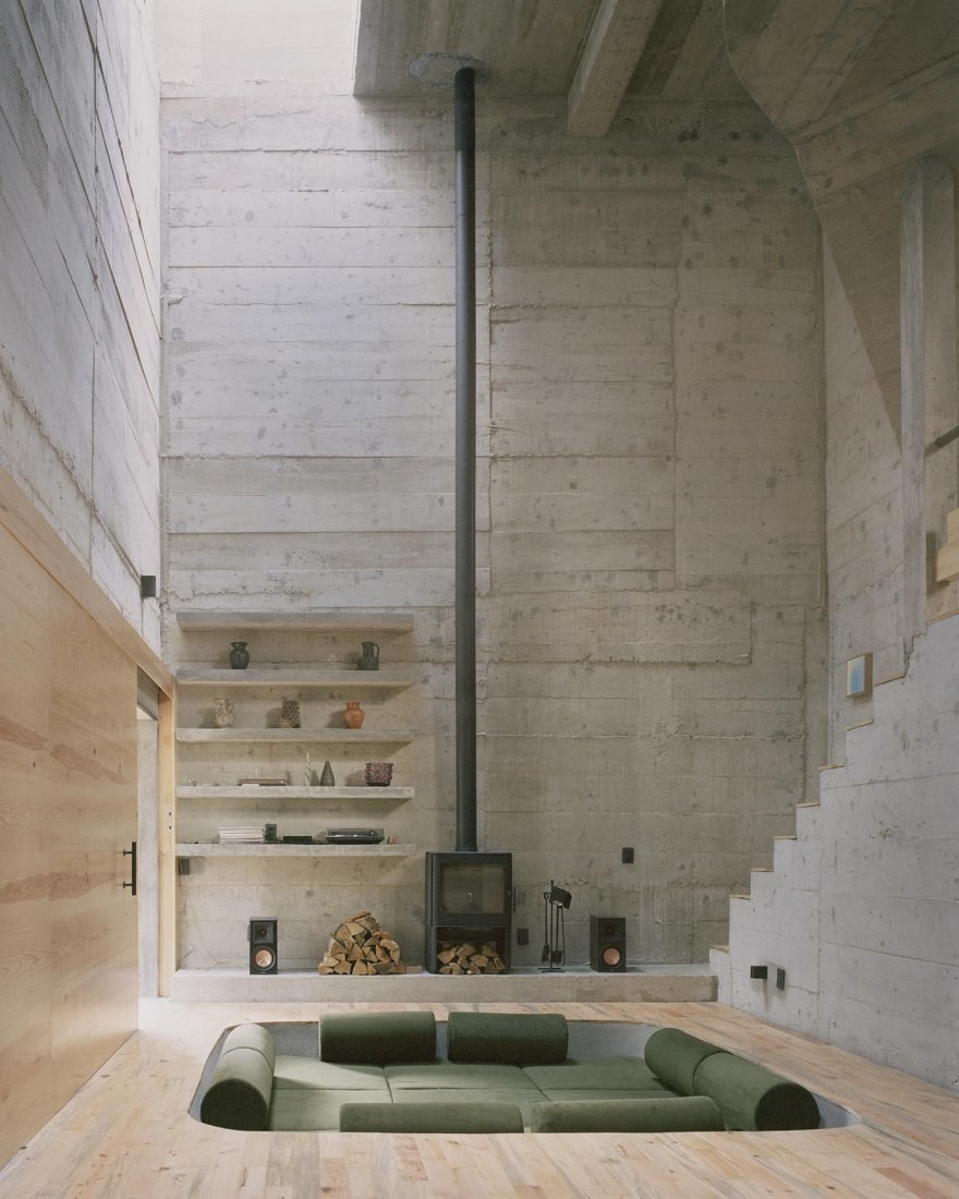 Uma casa de cimento que lembra as antigas fortalezas da selva mexicana