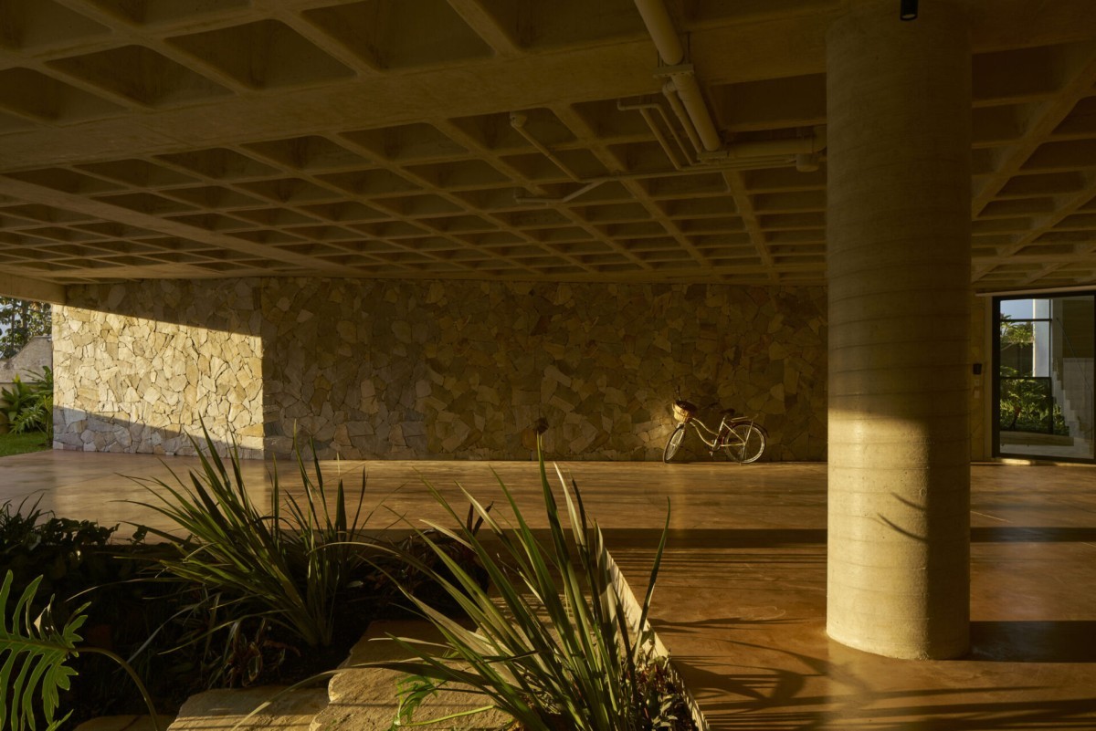 Uma espetacular casa de concreto com vista para a selva no Brasil