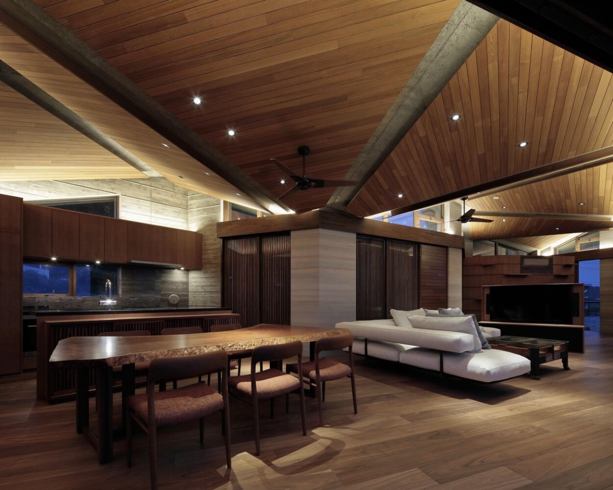 Uma casa de luxo com vista para o mar e uma curiosa forma irregular no Japão