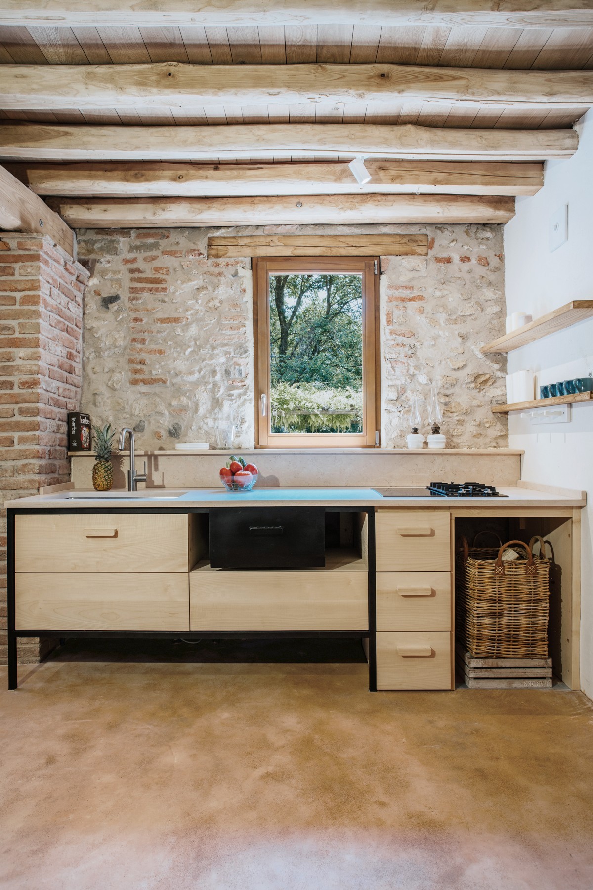 Casa reabilitada com técnicas e materiais artesanais em Veneza