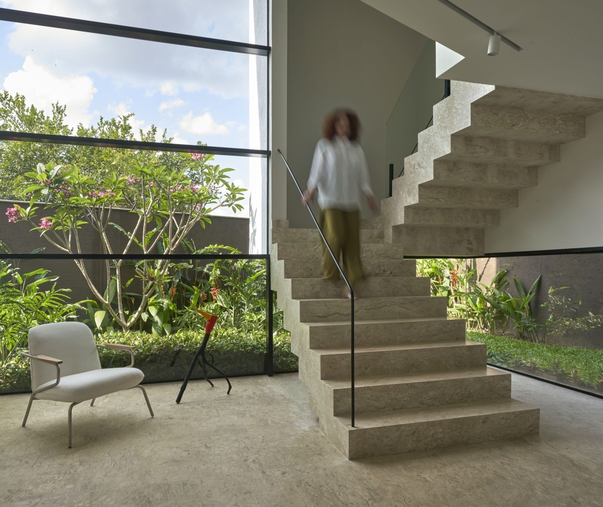 Uma espetacular casa de concreto com vista para a selva no Brasil