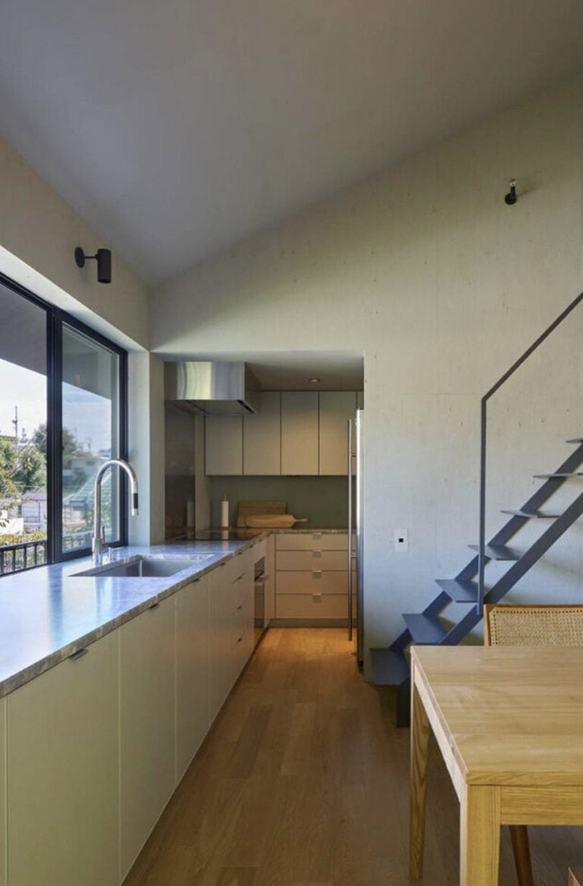 House in Yagoto: esta casa parece flutuar subtilmente no ar, no Japão