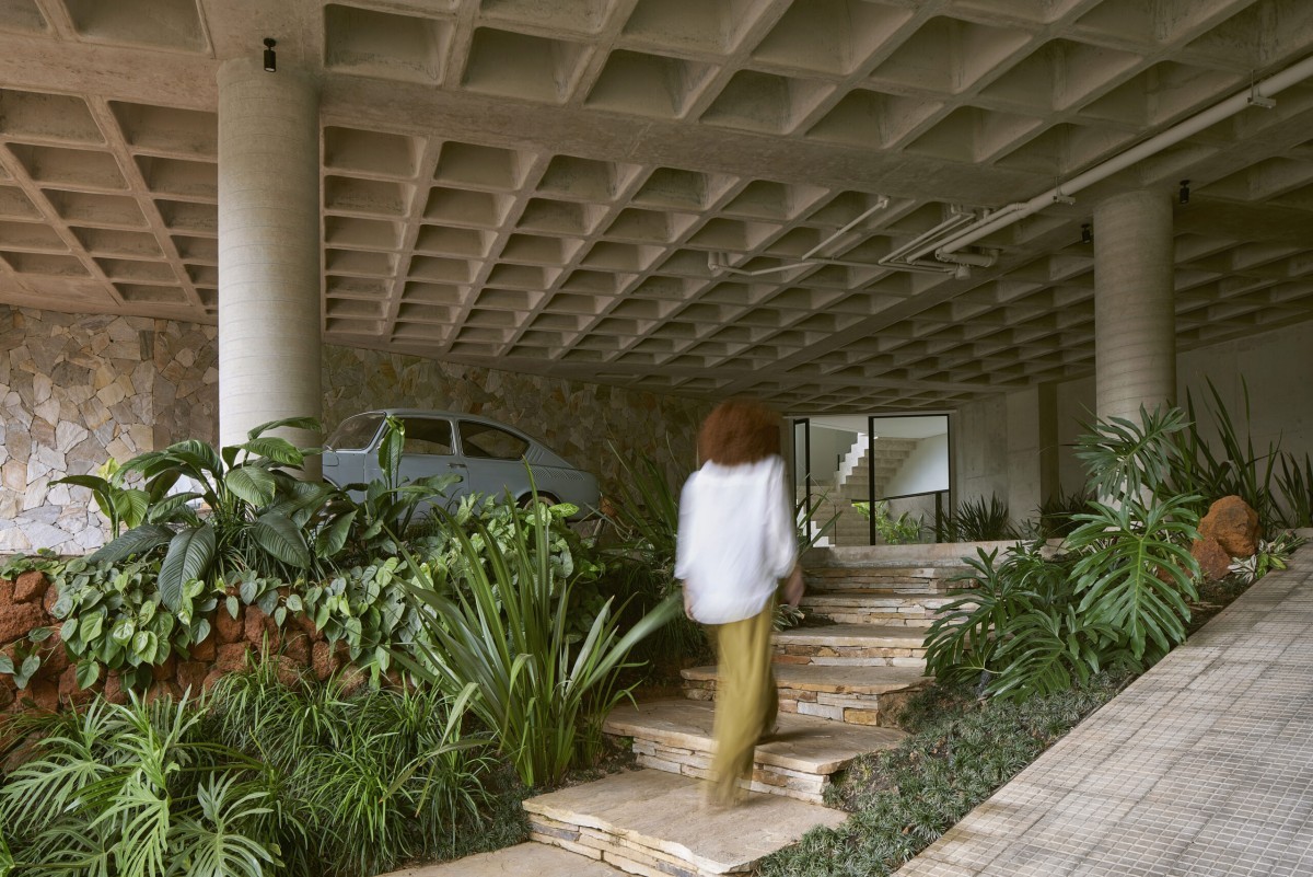 Uma espetacular casa de concreto com vista para a selva no Brasil
