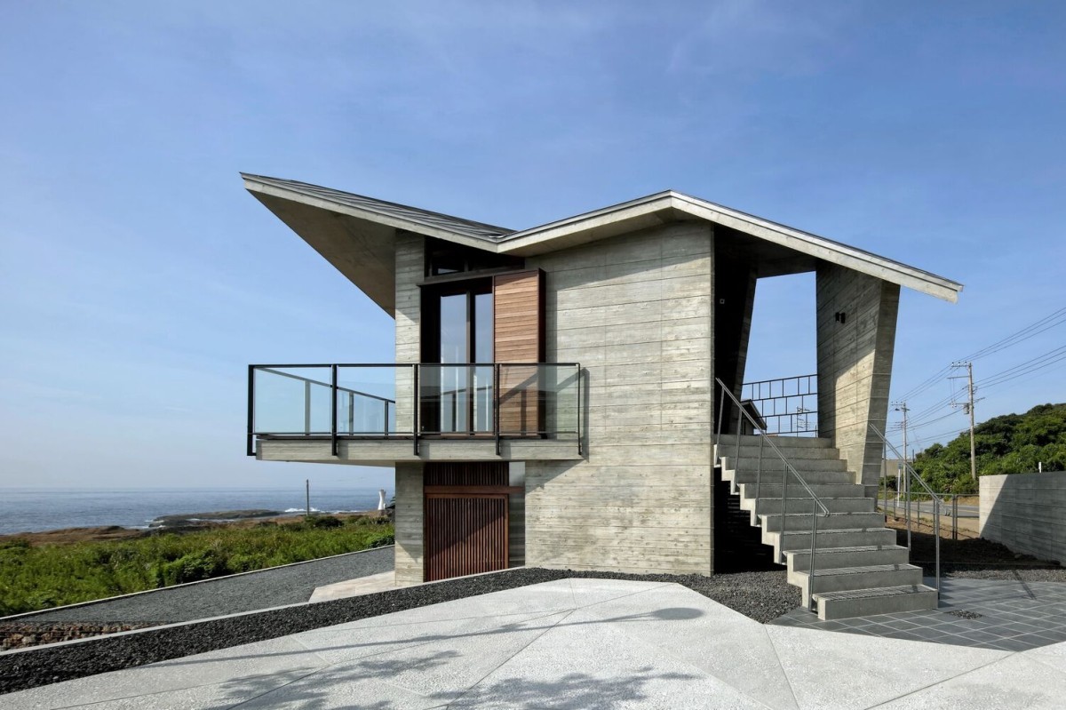 Uma casa de luxo com vista para o mar e uma curiosa forma irregular no Japão