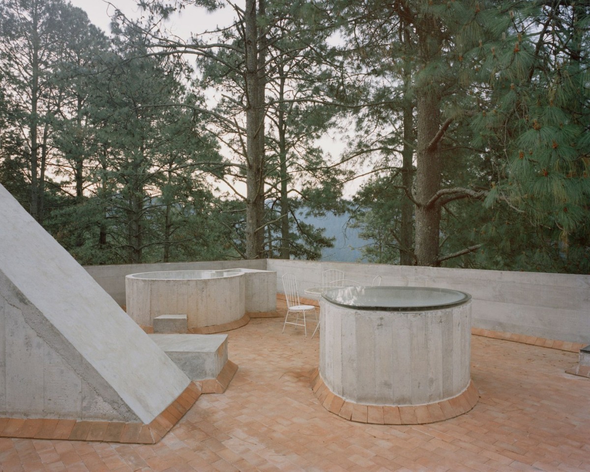 Uma casa de cimento que lembra as antigas fortalezas da selva mexicana