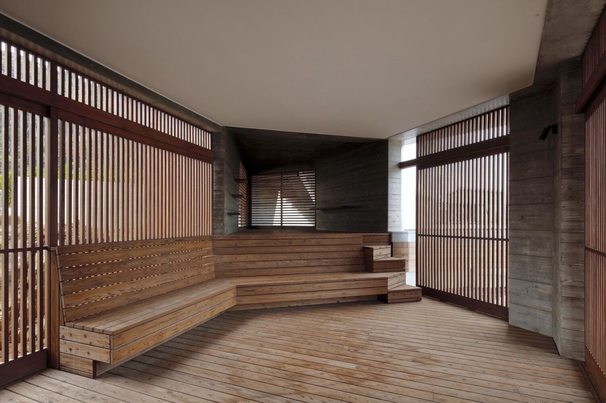 Uma casa de luxo com vista para o mar e uma curiosa forma irregular no Japão