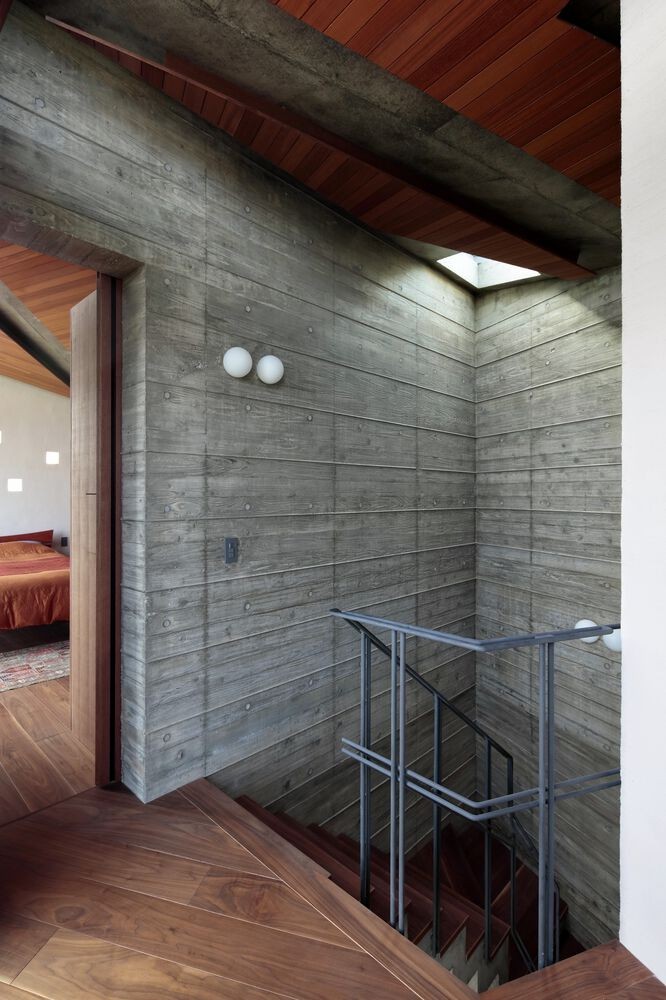 Uma casa de luxo com vista para o mar e uma curiosa forma irregular no Japão