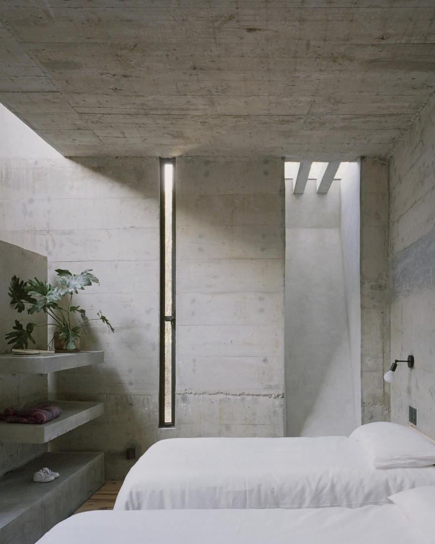 Uma casa de cimento que lembra as antigas fortalezas da selva mexicana