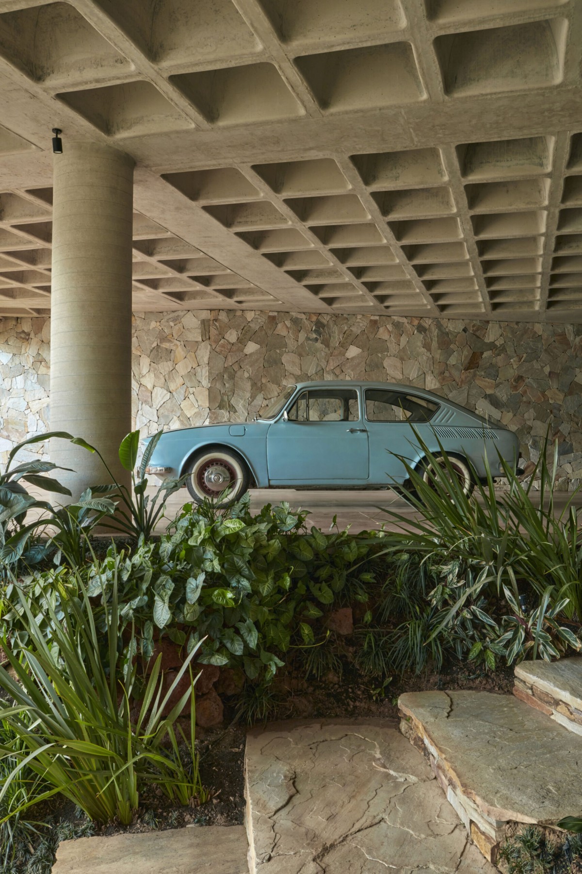 Uma espetacular casa de concreto com vista para a selva no Brasil