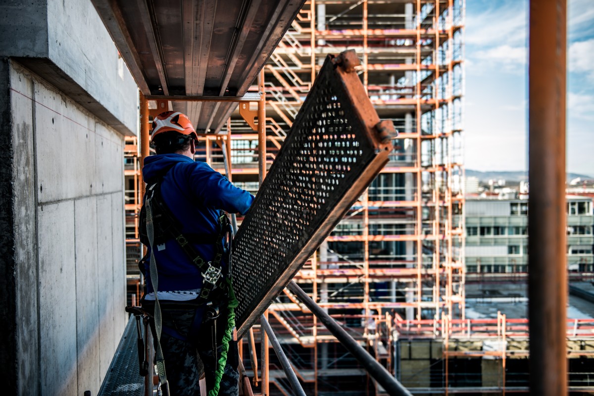 Custos de construção de casas novas aumentam, mas menos
