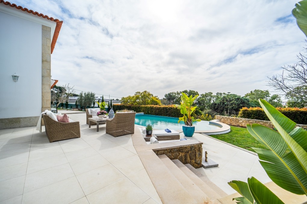 Casa com jardim e piscina
