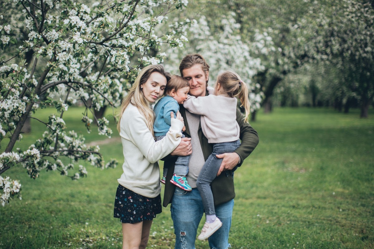 Genitori con figlio in braccio