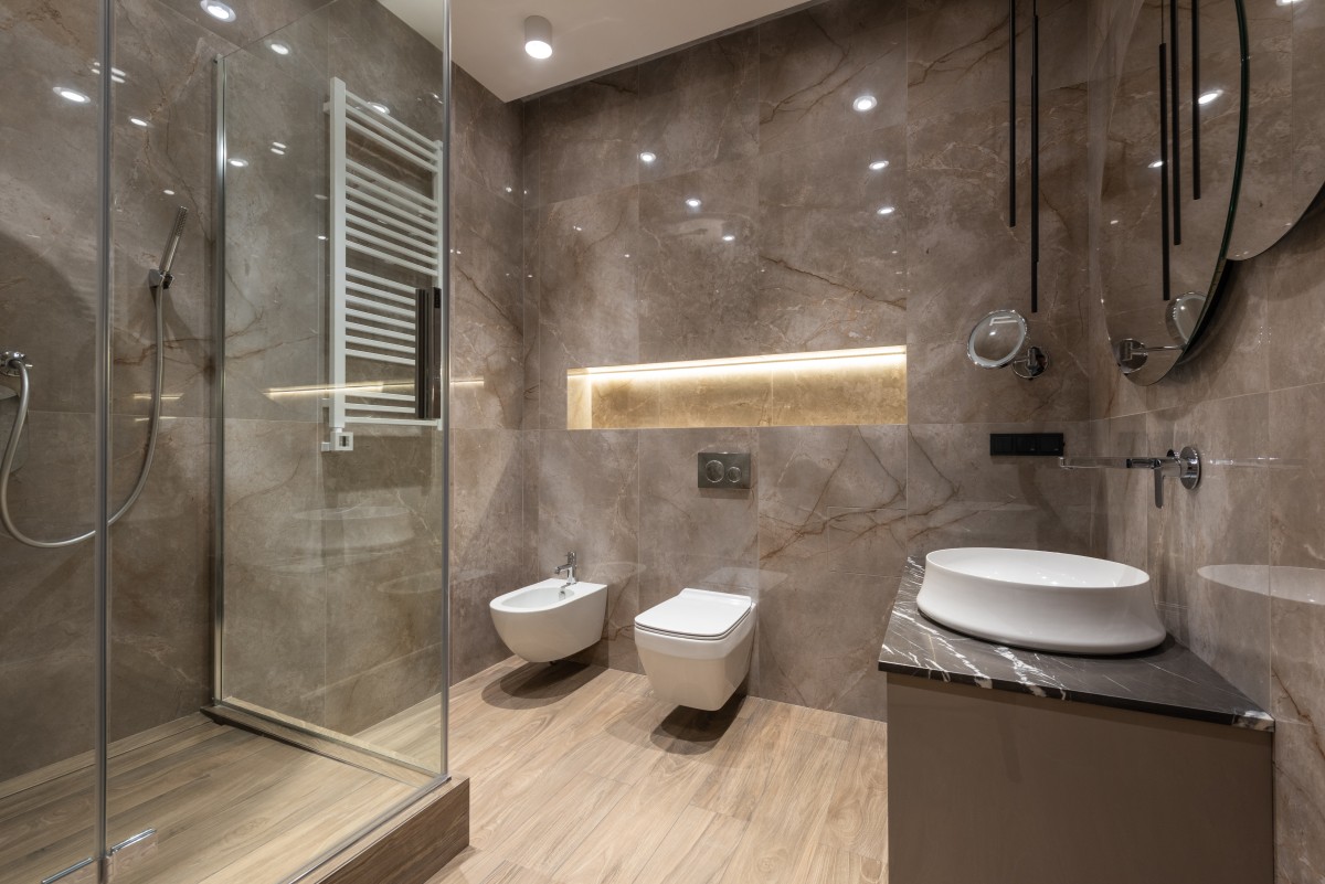 Casa de banho elegante e prática: o efeito mármore veio para ficar