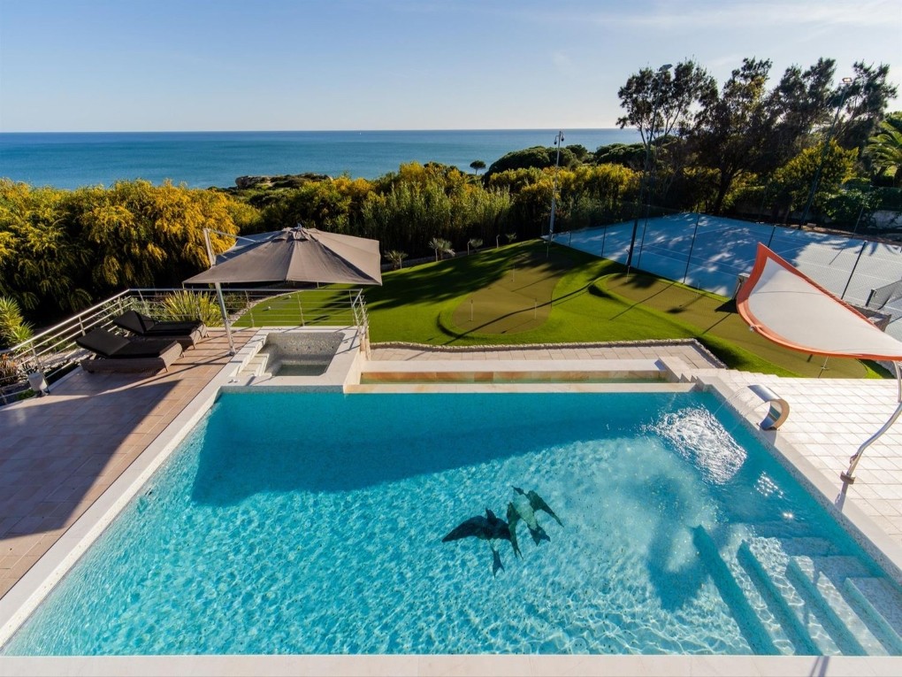 Casas de luxo com piscina e espaço exterior