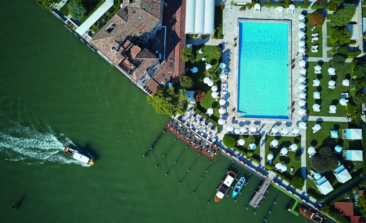 Vista aérea da piscina do Hotel Cipriani