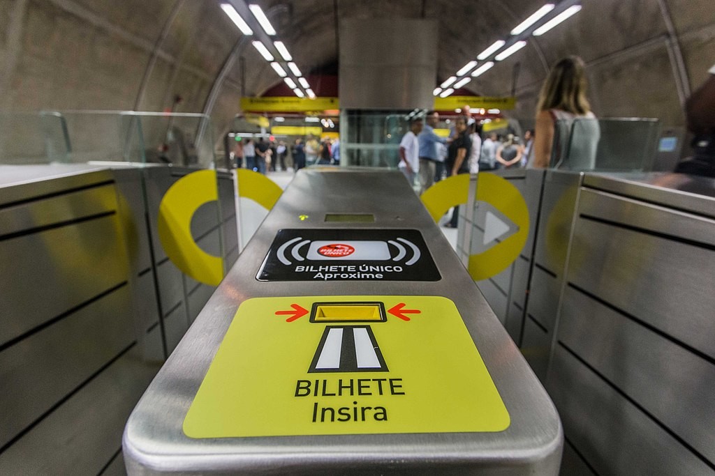 Comprar bilhete de metro com cartão bancário