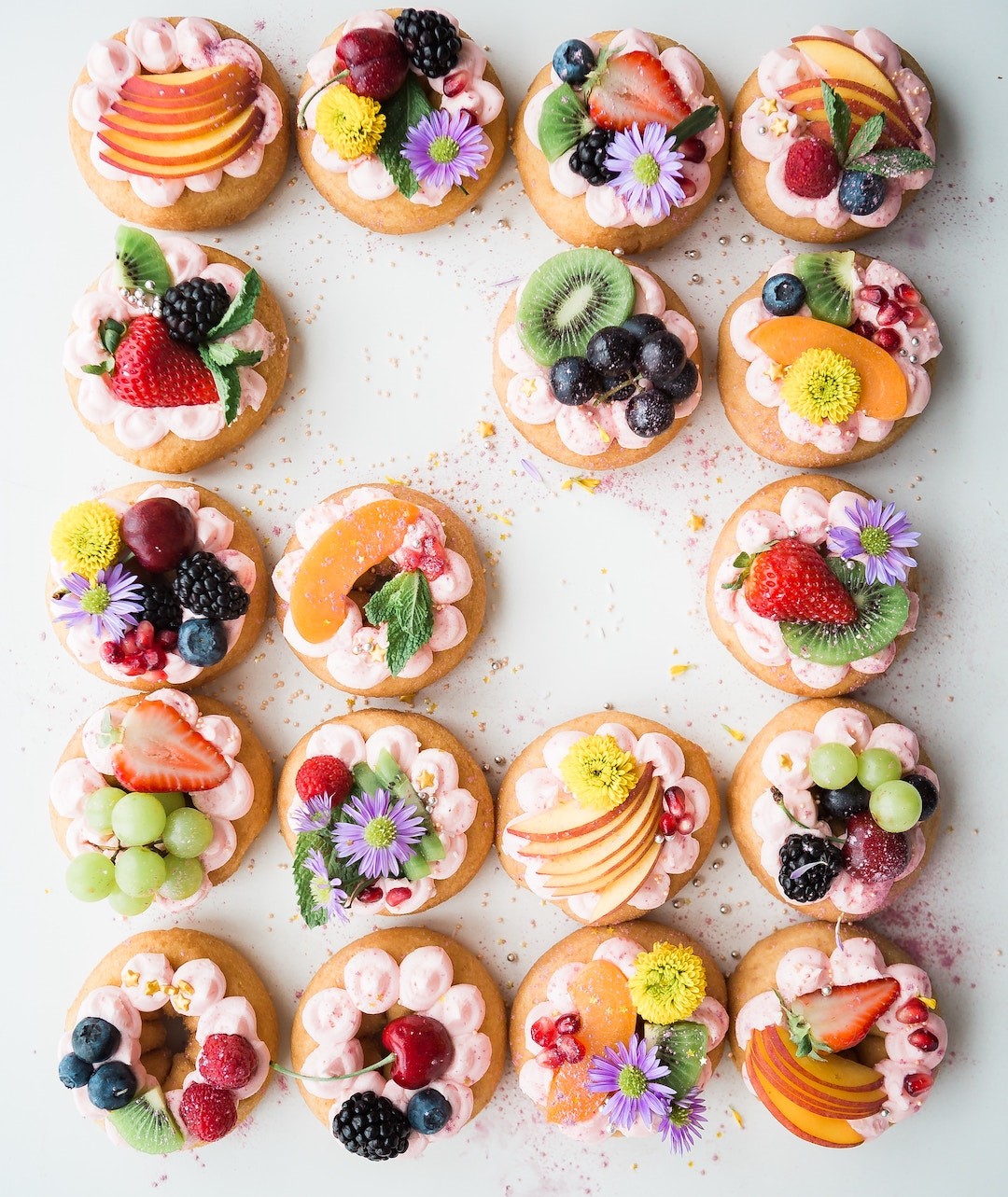 bolos com flores comestíveis
