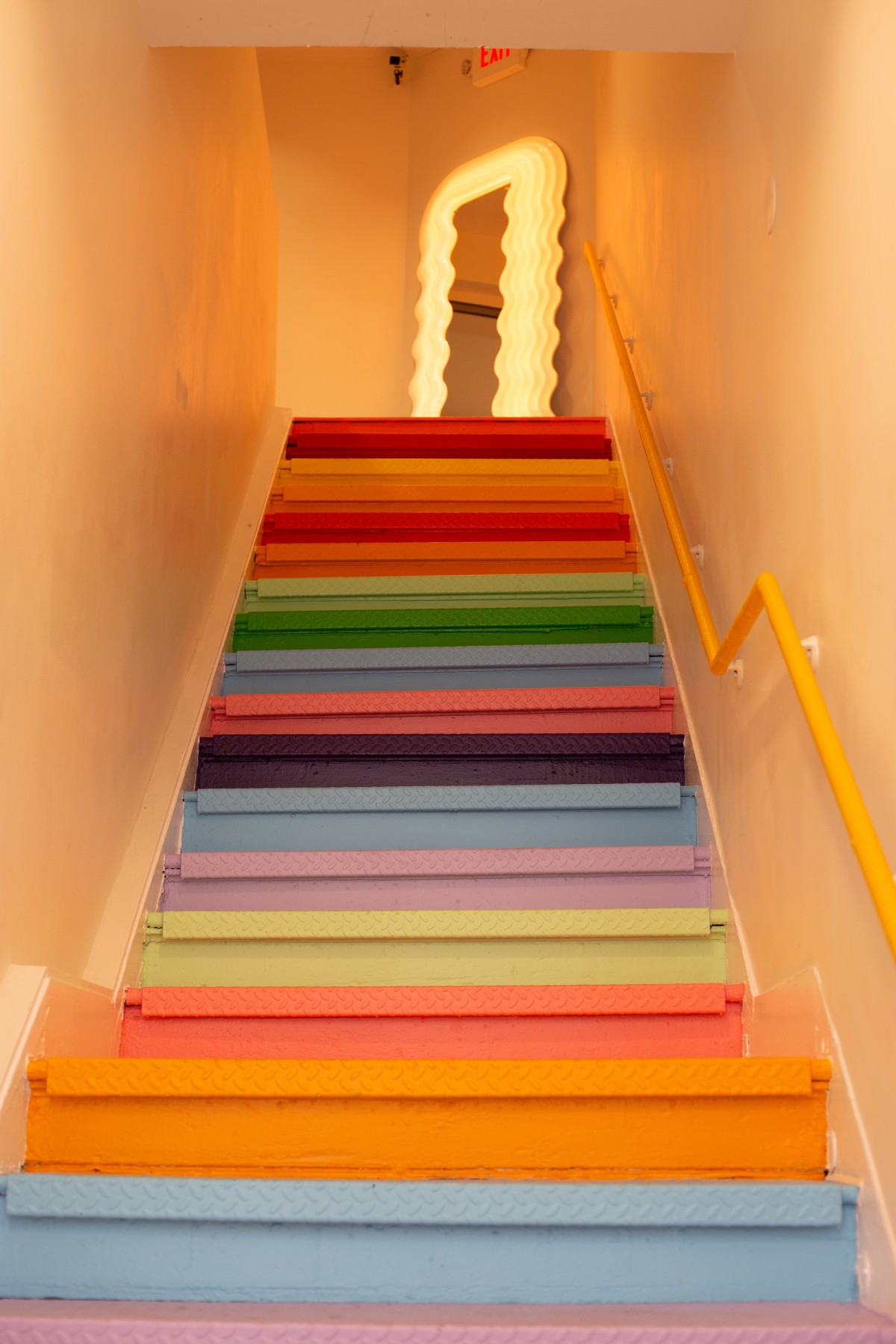Escadas coloridas: um forma gira de dares cor à tua casa