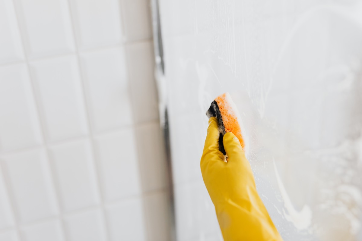 Deves remover resíduos de cola com uma esponja macia