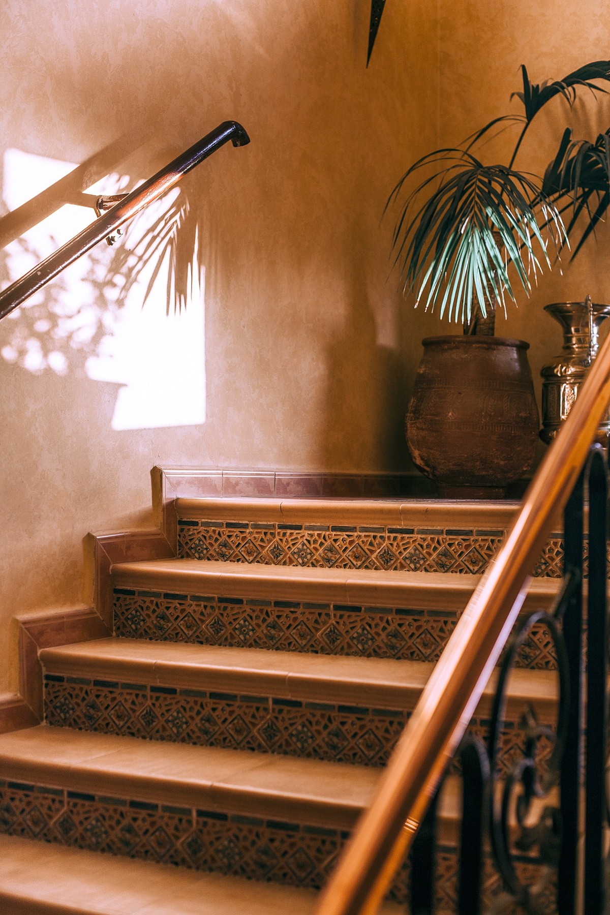 Escadas coloridas: um forma gira de dares cor à tua casa
