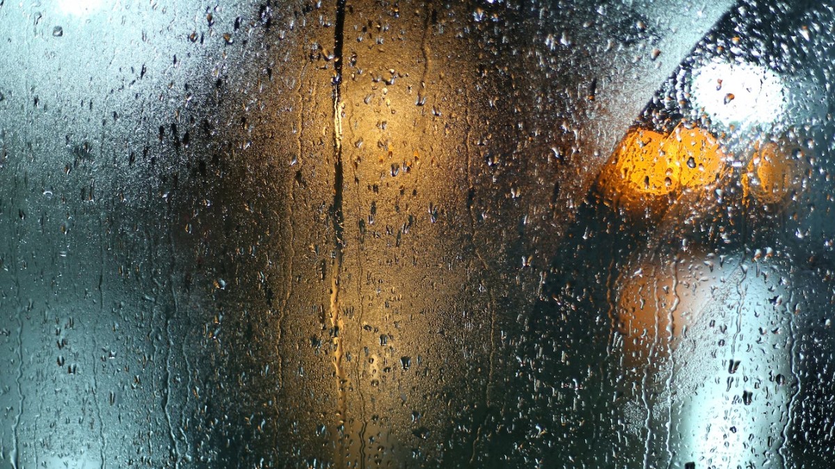 Janelas manchadas de chuva
