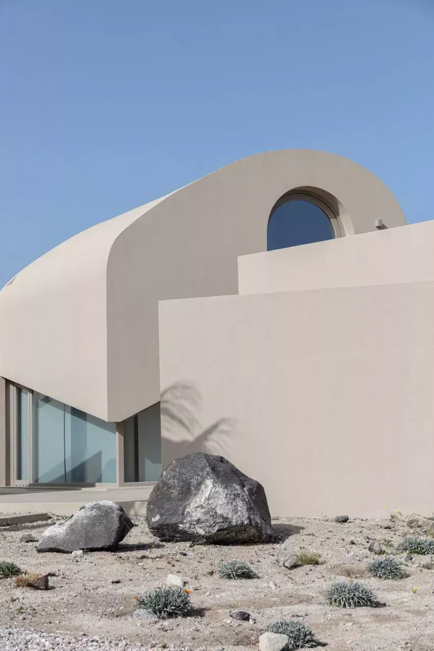 Esta casa de férias é feita cimento e tem vista para o Mediterrâneo