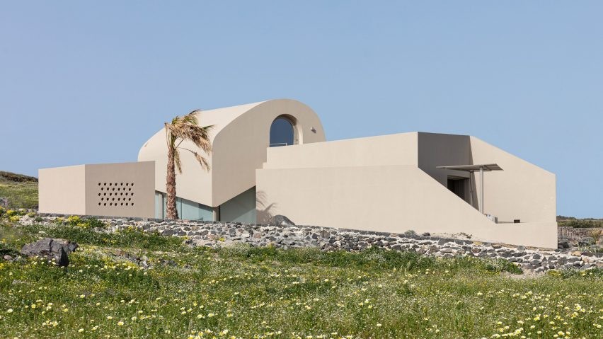 Esta casa de férias é feita cimento e tem vista para o Mediterrâneo