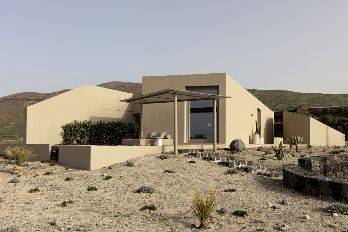 Esta casa de férias é feita cimento e tem vista para o Mediterrâneo