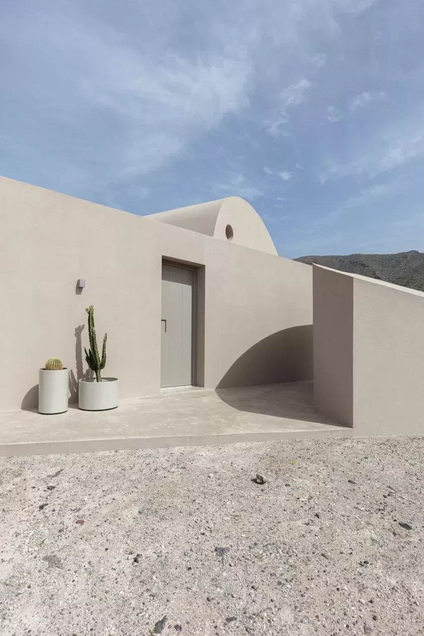 Esta casa de férias é feita cimento e tem vista para o Mediterrâneo