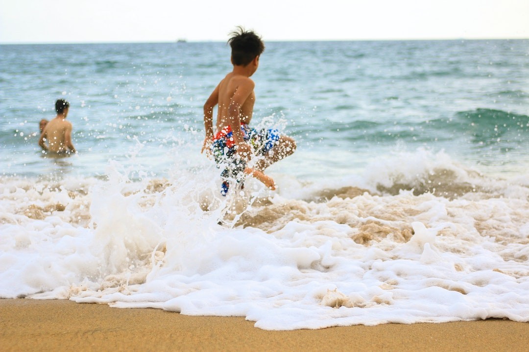 crianças na praia