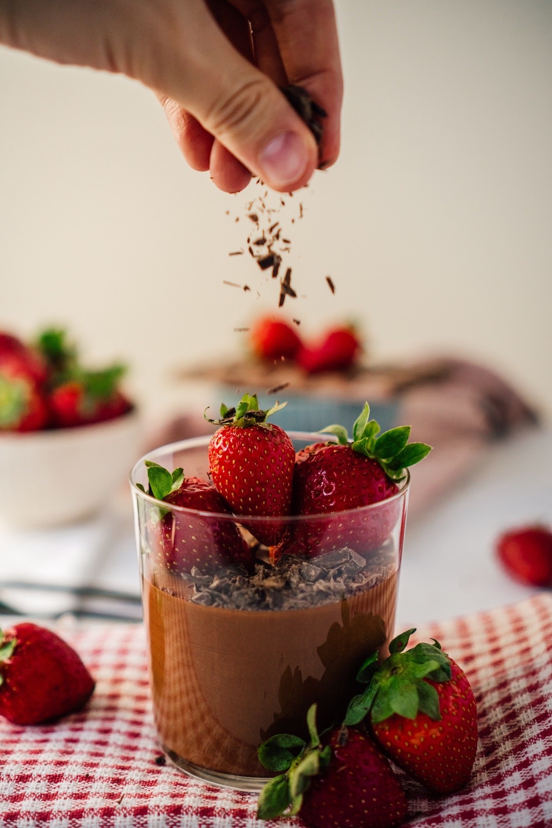 mousse de chocolate com morangos