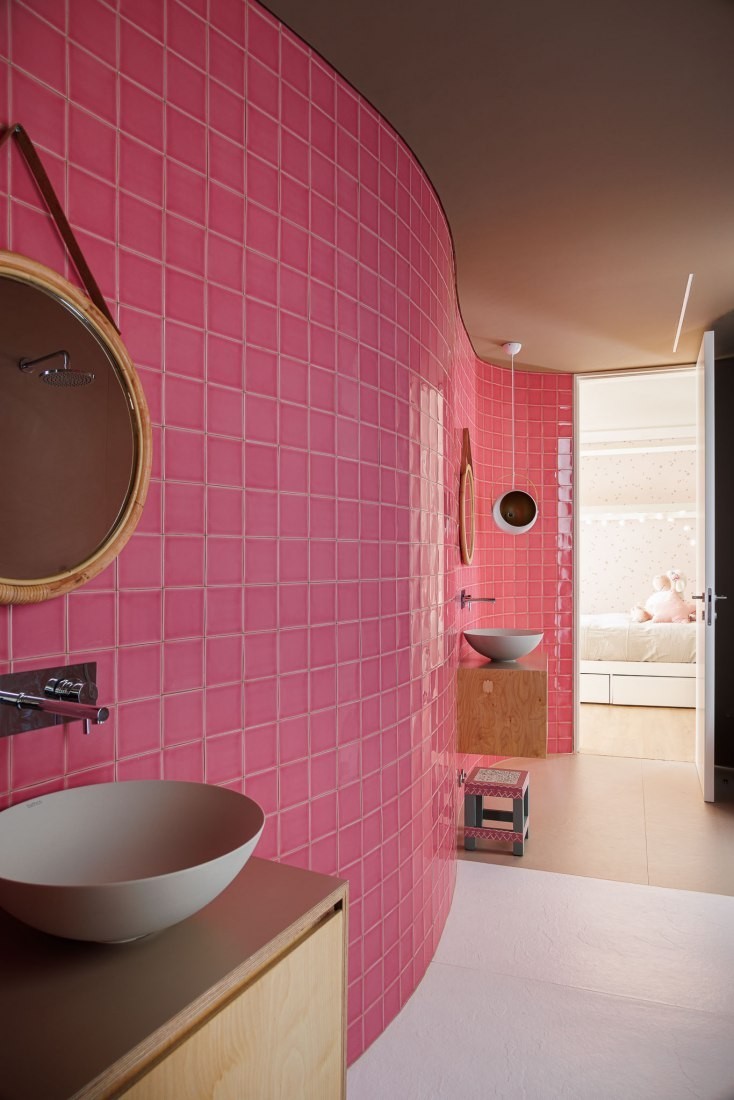 One of the bathrooms is shared and has access from two of the rooms. On the main wall you can see the curve and countercurve