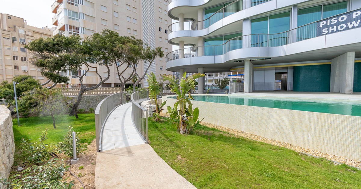 Jardines del edificio Evolution en Calpe