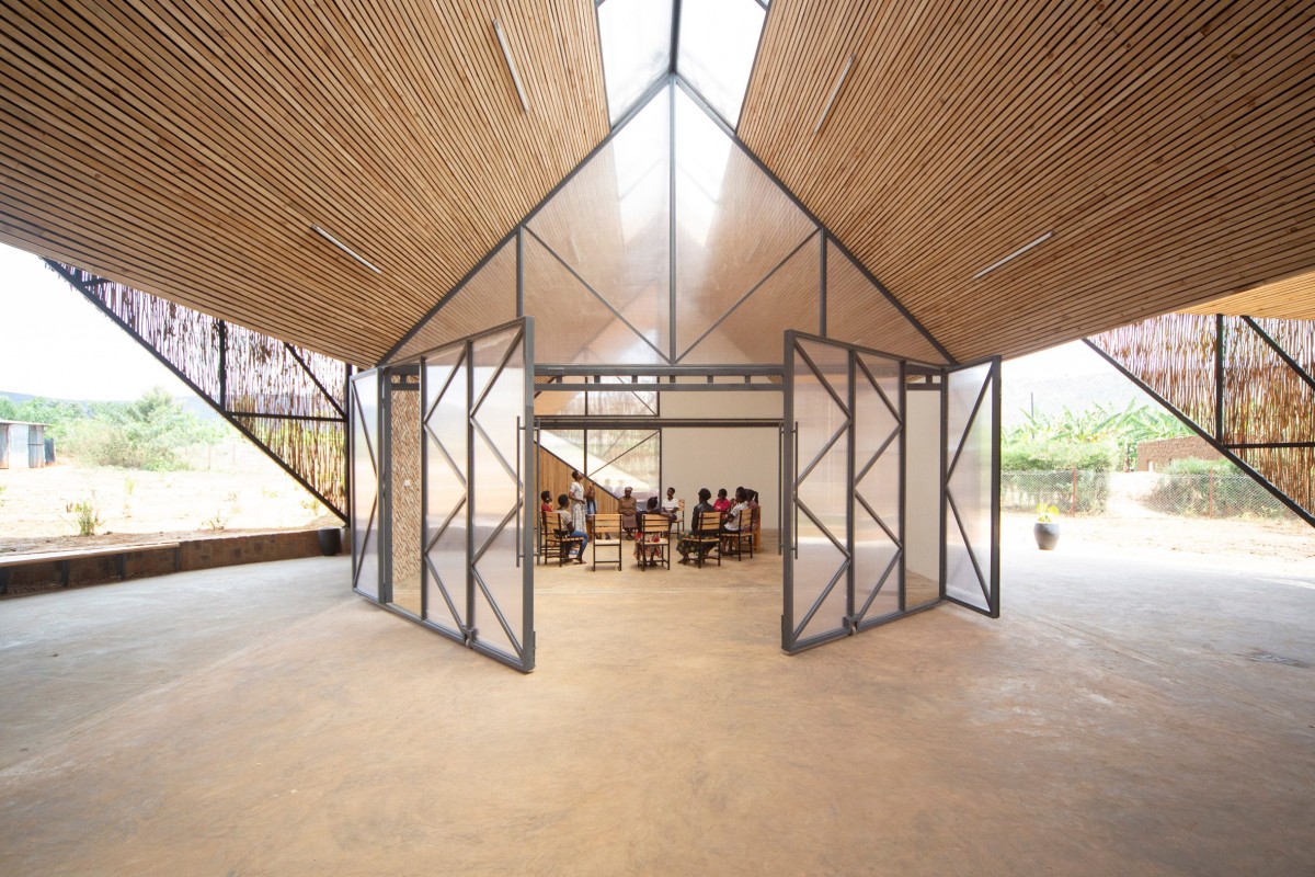 El espacio polivalente central es el corazón del edificio, con opción de cerrarse para impartir aulas o abrirse al resto de espacios