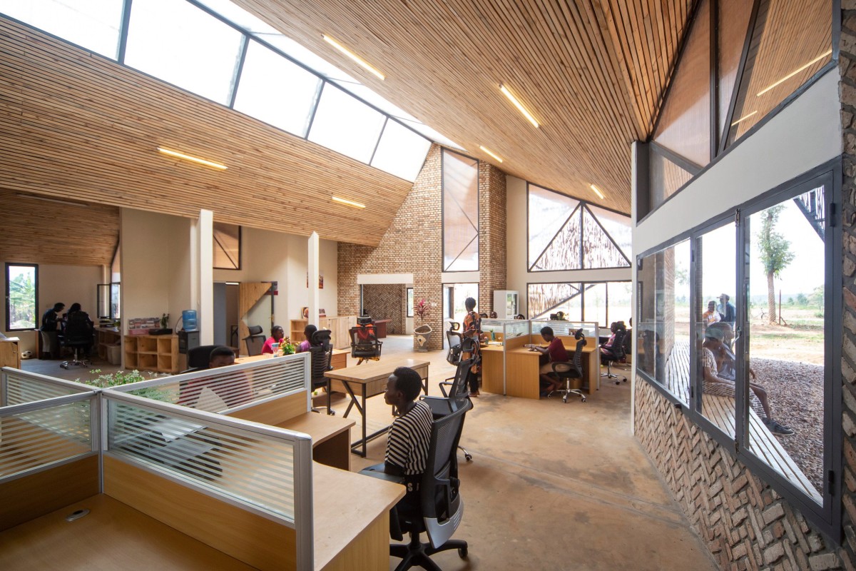 El ala oeste está compuesto por oficinas y espacios administrativos