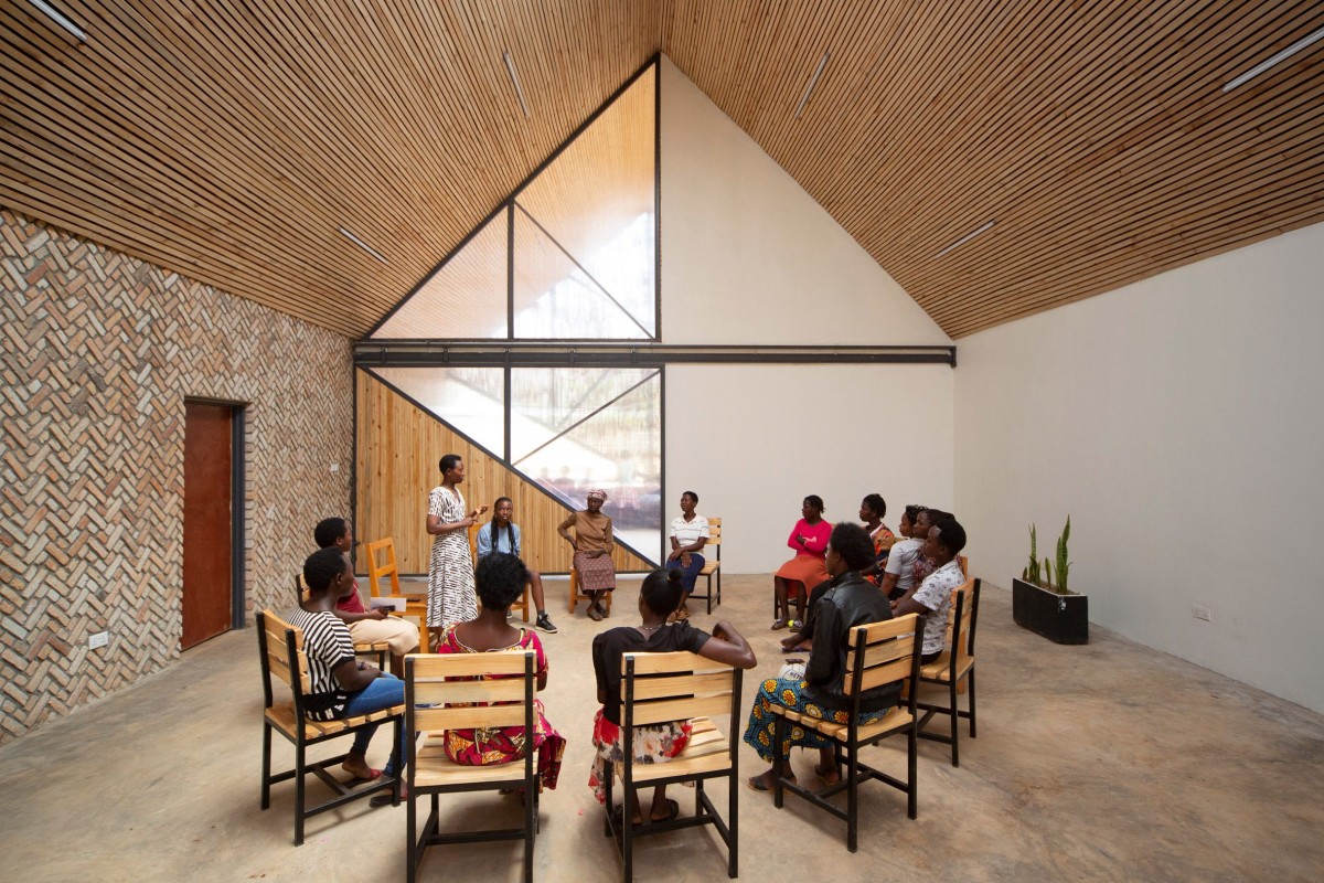 Komera trabaja para el desarrollo de mujeres jóvenes a través de talleres impartidos en aulas