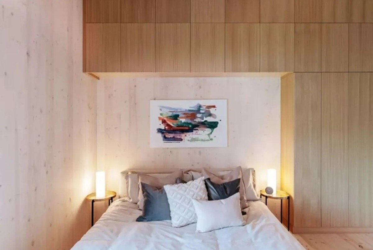 cama espaçosa dentro de uma casa modular