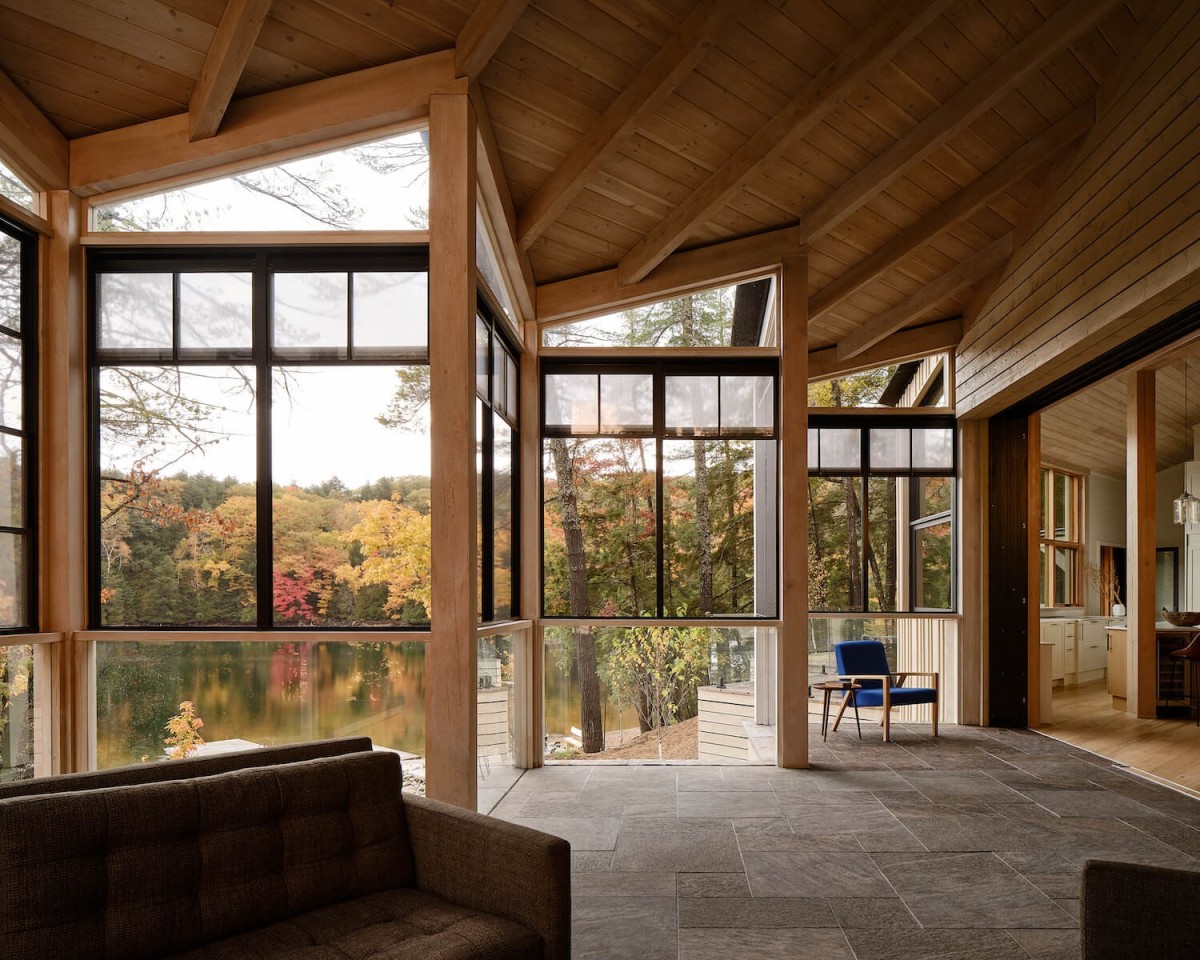 sala de estar iluminada em cottage