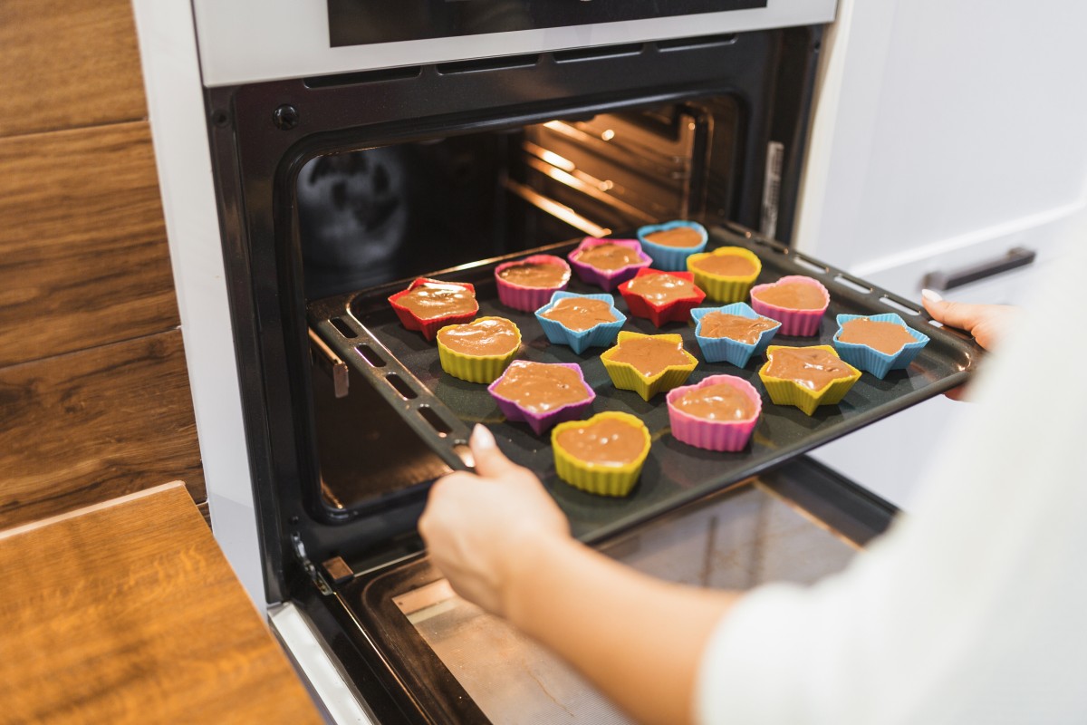 Hoje mostramos-te como limpar o tabuleiro do forno com uma simples pas