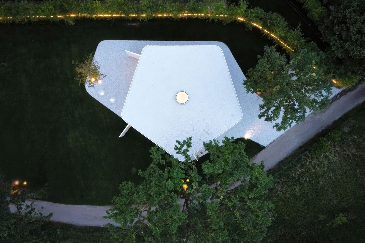 Esta casa em forma de pentágono tem vistas de sonho