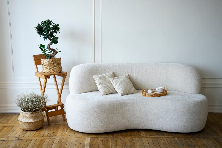 Misturar materiais, texturas e estilos A mistura de diferentes elementos, como materiais, texturas e estilos, é uma abordagem ousada e inovadora que está a ganhar cada vez mais espaço no design de interiores. A combinação de elementos contrastantes, como o industrial e o rústico ou o moderno e o vintage, cria espaços únicos e visualmente cativantes, que reflete a tua personalidade. Portanto, se tens elementos de decoração vintage no sótão, está na altura de tirares o pó e utilizares na decoração da tua casa