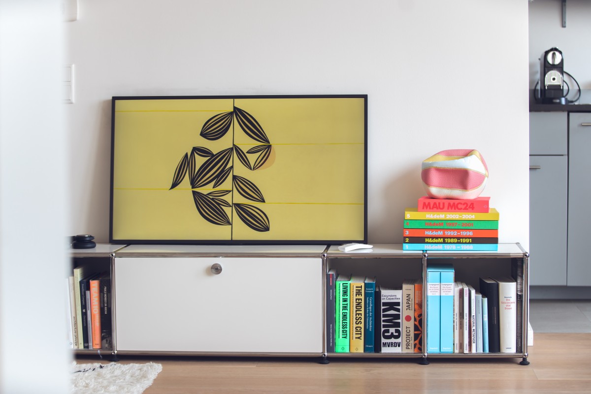 Misturar materiais, texturas e estilos A mistura de diferentes elementos, como materiais, texturas e estilos, é uma abordagem ousada e inovadora que está a ganhar cada vez mais espaço no design de interiores. A combinação de elementos contrastantes, como o industrial e o rústico ou o moderno e o vintage, cria espaços únicos e visualmente cativantes, que reflete a tua personalidade. Portanto, se tens elementos de decoração vintage no sótão, está na altura de tirares o pó e utilizares na decoração da tua casa