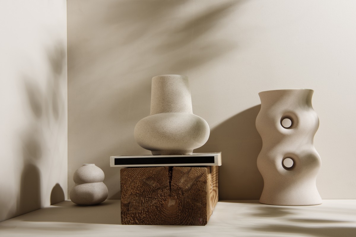 Misturar materiais, texturas e estilos A mistura de diferentes elementos, como materiais, texturas e estilos, é uma abordagem ousada e inovadora que está a ganhar cada vez mais espaço no design de interiores. A combinação de elementos contrastantes, como o industrial e o rústico ou o moderno e o vintage, cria espaços únicos e visualmente cativantes, que reflete a tua personalidade. Portanto, se tens elementos de decoração vintage no sótão, está na altura de tirares o pó e utilizares na decoração da tua casa