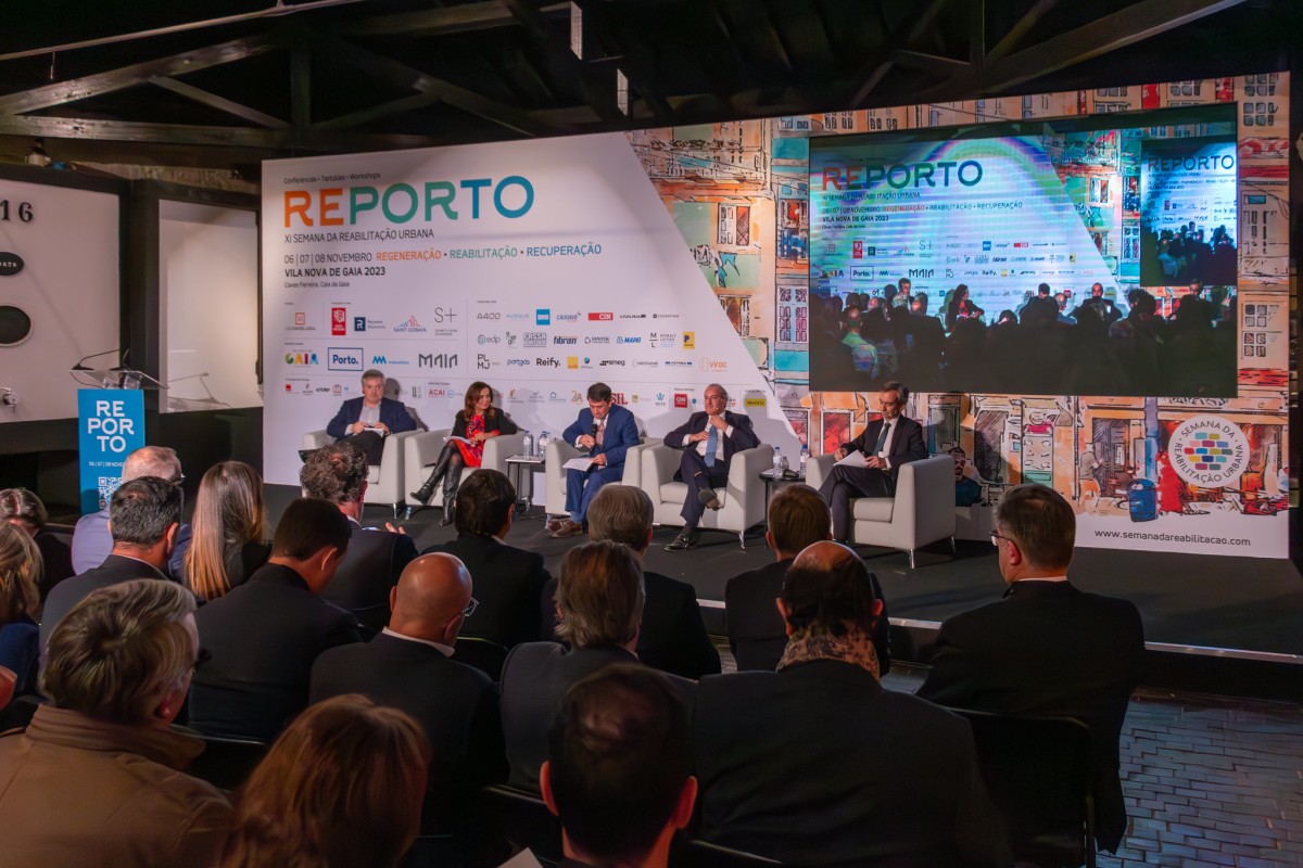 E-D: Eduardo Rodrigues, autarca de Gaia; Luísa Salgueiro, autarca de Matosinhos; António Gil Machado, diretor da VI; António Silva Tiago, autarca da Maia; Filipe Araújo, vice-presidente da Câmara do Porto Alojamento local em Portugal